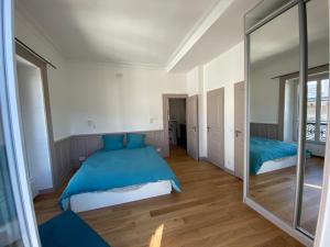 Posteľ alebo postele v izbe v ubytovaní Location dans le Grand Hotel d'Aix les bains