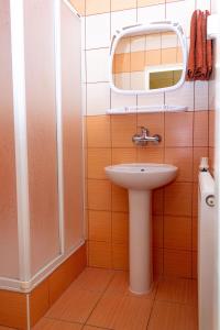 een badkamer met een wastafel en een spiegel bij Pokoje Relax Ostrołęka in Ostrołęka