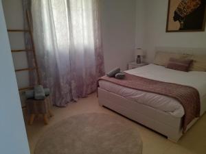 a small bedroom with a bed and a rug at Arode Apartamento in Los Abrigos