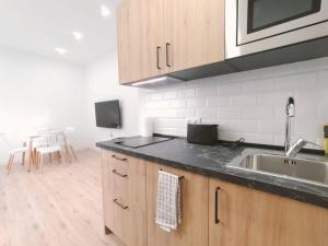 Kuchyň nebo kuchyňský kout v ubytování Apartamentos La Brava by gaiarooms