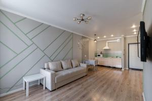 uma sala de estar com um sofá e uma cozinha em КОРКЕМ НА МАНГИЛИК em Astana