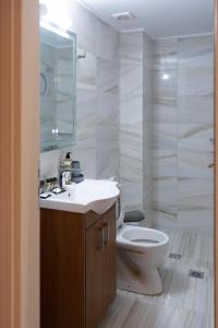 A bathroom at Patras Casale