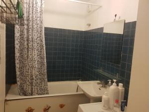 Baðherbergi á une chambre privee entre paris et disneyland