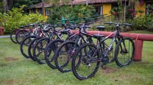 uma fila de bicicletas estacionadas uma ao lado da outra em Hotel Fazenda Bela Vista em Dourado