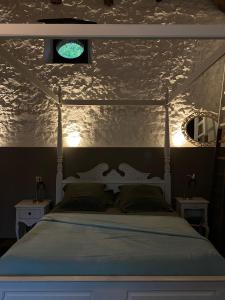 מיטה או מיטות בחדר ב-Studio avec terrasse dans mas historique cevenol