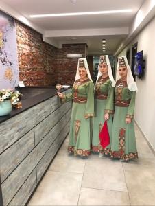 3 Frauen stehen vor einer Theke in der Unterkunft Loft Host Yerevan in Yerevan