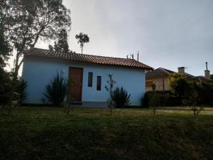 グラマドにあるSossego de Gramadoの庭の赤い扉白い家