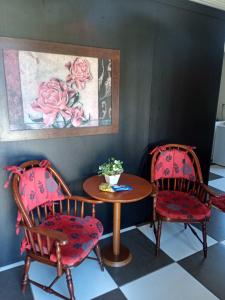 duas cadeiras e uma mesa com um vaso em Sossego de Gramado em Gramado