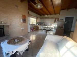 ein Wohnzimmer mit einem Tisch und einer Küche in der Unterkunft pines & sea in Sofiko