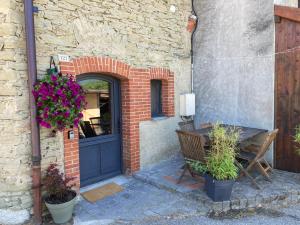 Fotografie z fotogalerie ubytování Maison en pierre de70 m2 au cœur d’un hameau v destinaci Seyssel