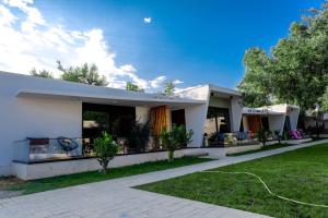 a house with a lawn in front of it at Luna Mare Seaside Suites in Borsh