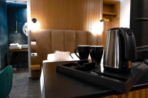 Luna Mare Seaside Suites في بورش: آلة صنع القهوة على منضدة في غرفة الفندق