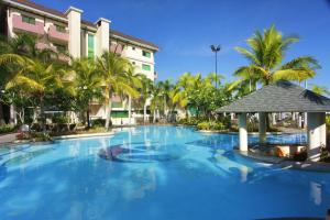 克拉克Widus Hotel Clark的棕榈树建筑前的大型游泳池
