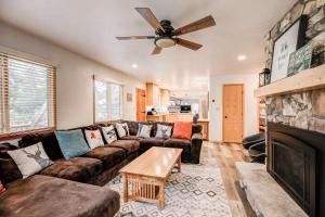 Posezení v ubytování Royal Aspen Retreat Home: Lovely Setting, Spacious