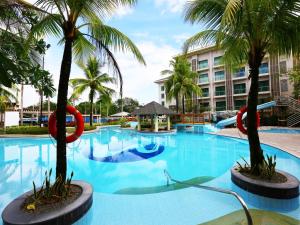 Widus Hotel Clark内部或周边的泳池
