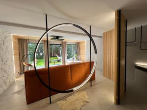 a large circular mirror in a room with a window at Garden Retreat Junior in Bran