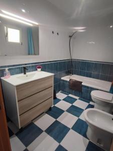 y baño con lavabo, aseo y bañera. en Casa vacacional Lavernia en Cabanes