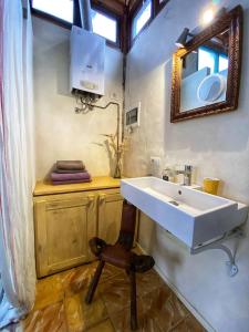 Caleta de InteriánにあるLa Casita Azulのバスルーム(シンク、鏡、椅子付)