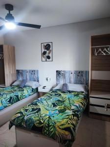 1 Schlafzimmer mit 2 Betten und 1 Bett in der Unterkunft Casa vacacional Lavernia in Cabanes