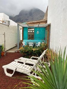 Caleta de InteriánにあるLa Casita Azulの家の外に座る白い椅子