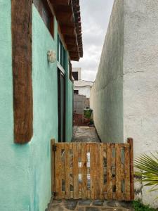 Caleta de InteriánにあるLa Casita Azulの青白の建物