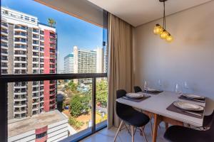 巴西利亞的住宿－Apart Hotel Centro de Brasília，一间带桌子和大窗户的用餐室