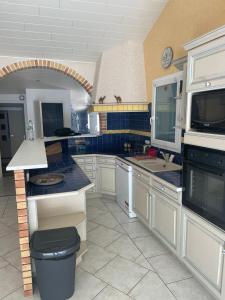 eine Küche mit einer Spüle und einer Arbeitsplatte in der Unterkunft La belle Vendéenne in La Tranche-sur-Mer