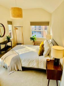 een slaapkamer met een groot bed en een raam bij Micklegate Apartment in York