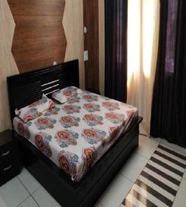 Tempat tidur dalam kamar di Kumar Home Stay by StayApart