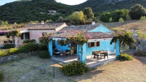 泰尔泰尼亚La casetta celeste的蓝色房子前面有一张桌子