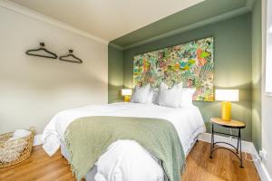 1 dormitorio con 1 cama grande y una pintura en la pared en Mrs Hortons Guest Rooms, en Sutterton