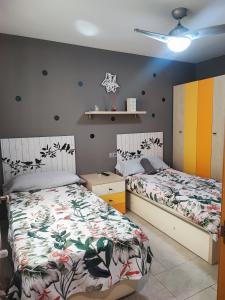 1 dormitorio con 2 camas y escritorio. en Casa vacacional Lavernia en Cabanes
