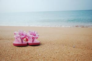 um par de sapatos cor-de-rosa na praia em Yuh-Tarng Hotel em Magong