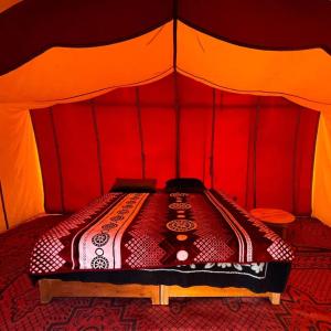 Postel nebo postele na pokoji v ubytování Bivouac Les Nomades & Foum zguid to chegaga tours