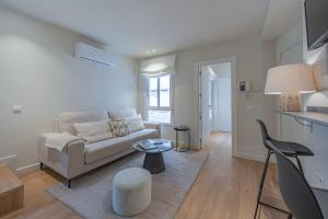 salon z kanapą i stołem w obiekcie Apartment in the Heart of the Historic Center w Maladze