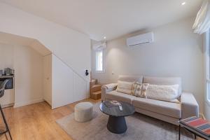 salon z kanapą i stołem w obiekcie Apartment in the Heart of the Historic Center w Maladze