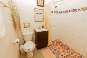 Ένα μπάνιο στο Cien Palmas- Authentic Mexican Casita 3 -Downtown +13 φωτογραφίες