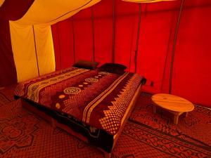 Postel nebo postele na pokoji v ubytování Bivouac Les Nomades & Foum zguid to chegaga tours