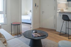 salon z kanapą i stołem w obiekcie Apartment in the Heart of the Historic Center w Maladze