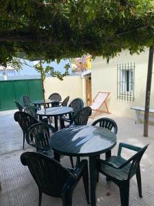 um grupo de mesas e cadeiras num pátio em Travelers House em Setúbal