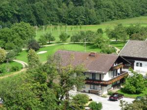 uma vista aérea de uma casa e de um campo de golfe em Kurhotel Schlossberghof Marzoll em Bad Reichenhall