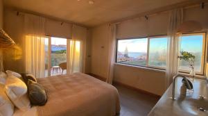 Cama ou camas em um quarto em Azenhas do Mar Valley House mais 37 fotos
