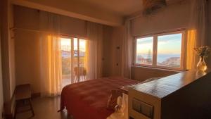 Cama ou camas em um quarto em Azenhas do Mar Valley House
