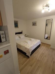 Postel nebo postele na pokoji v ubytování Apartments & room Ivica Split
