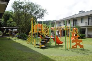un parque con parque infantil con tobogán en Paseo Suites El Valle, Luxury Apartments, en El Valle de Antón