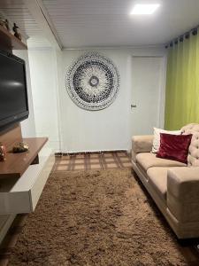 ein Wohnzimmer mit einem Sofa und einem Flachbild-TV in der Unterkunft Linda Casa 3 qts prox JK Shopping in Brasilia