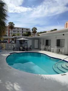 una gran piscina frente a un edificio en Tropical Sky Ranch Motel, en Clearwater Beach