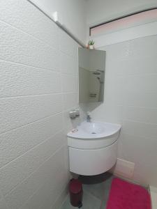 A bathroom at LES 4L Caïmite