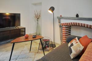 sala de estar con sofá y mesa en T2 RIEFFEL - Centre-ville - Wifi, en Nozay