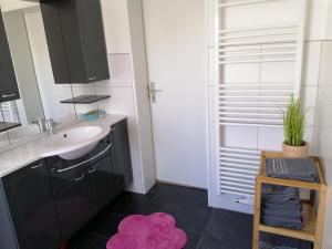 a bathroom with a sink and a pink rug at Ferienhaus Elwetritsche in Landau/Pfalz in Landau in der Pfalz +38 photos